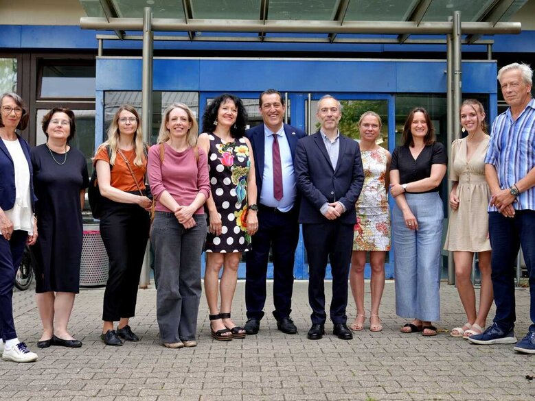 Gruppenbild mit dem Generalkonsul Monsieur Gaël de Maisonneuve