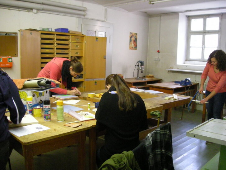 Beispielfoto - Studierende am erken 