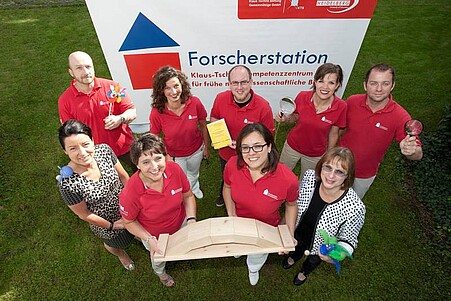 Das Team der Forscherstation um Direktorin Prof. Dr. Manuela Welzel-Breuer (rechts) und Geschäftsführerin Beate Spiegel (links).