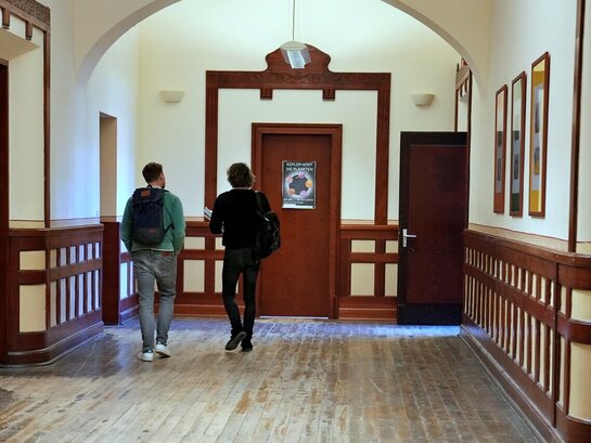 Zwei Männer laufen im Flur der Pädagogischen Hochschule