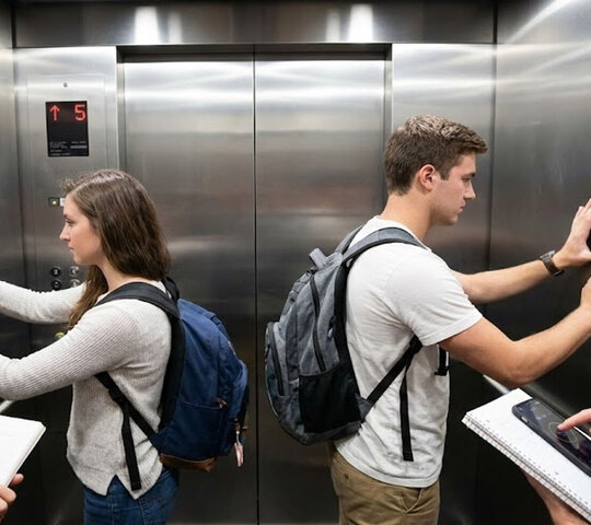 Studierende bei einem Experiment im Fahrstuhl: Mit ihrem Handy messen sie die Geschwindigkeit