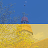 Das Symbolbild zeigt im Hintergrund den Turm des Altbaus der Hochschule. Darüber liegt leicht transparent die ukrainische Flagge.