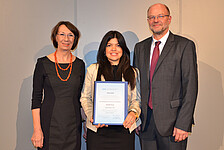 Das Bild zeigt die Preisträgerin Nathalie Manco Villa mit Rektor Hans-Werner Huneke und Henrike Schön