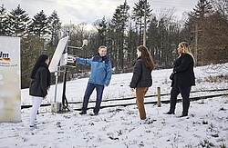 Prof. Dr. Alexander Siegmund beim Erklären von dm-Auszubildenden. Er erläutert die Funktionsweise der Klimastationen am Beispiel der Vergleichsstation der Abteilung Geographie in Lingental. Copyright Heck/dm