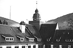 Das Schwarz-Weiß-Bild zeigt den Altbauturm der Hochschule. Im Hintergrund sieht man die Bergstraße. Copyright Pädagogische Hochschule Heidelberg