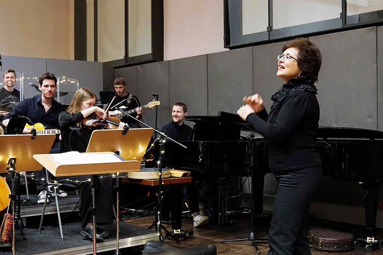 Eine Gruppe Studierender beim Musizieren im Orchester.