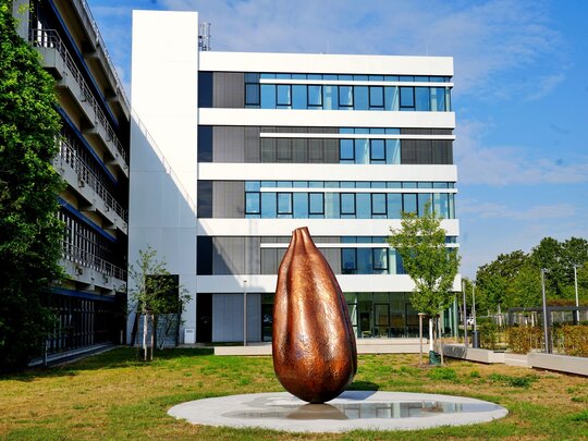 Zu sehen ist das neue Kunstwerk "Seed" vor dem C-Bau