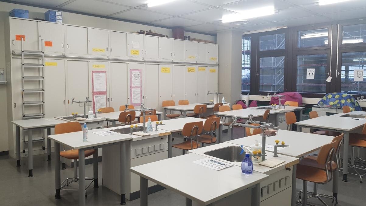 Textilwerkstatt des Fachs Alltagskultur und Gesundheit - zu sehen sind viele Tische mit beispielsweise Wasseranschlüssen