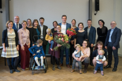 Das Foto zeigt ein Gruppenbild mit Kindern und Erwachsenen.