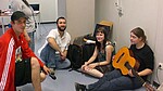 Bild von Gruppe Studierender auf dem Boden sitzend mit Gitarre