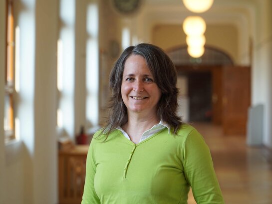 Das Bild zeigt Ellen Barty im Flur des Altbaus der Pädagogischen Hochschule Heidelberg.