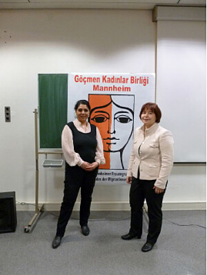 Die Vorsitzende der Mannheimer Frauengruppe des „Bundesverband der Migrantinnen e.V.“, Özlem Gündes, mit Havva Engin