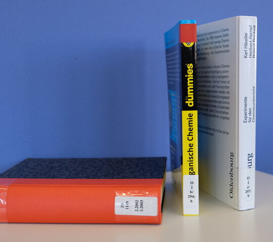 Buch mit Signatur