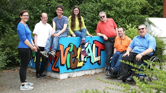 Das Bild zeigt die Teilnehmenden der Qualifizierung im Projekt Inklusive Bildung Baden-Württemberg mit der Qualifizierungsleitung Sarah Maier.