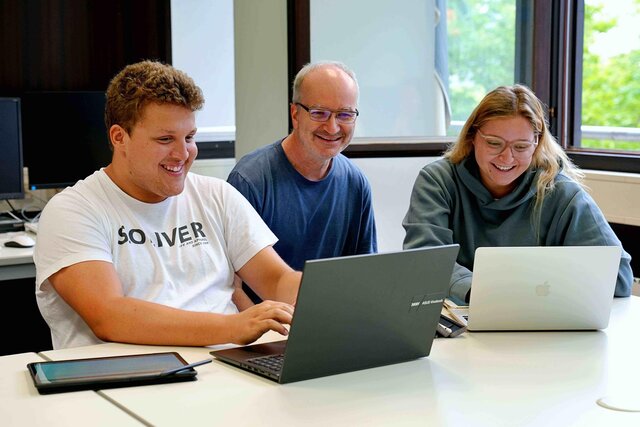 A male student, a female student and a lecturer are attending a seminar in the teacher training programme at the PHHD. They all look motivated and friendly.
