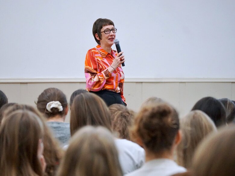 Karin Vach eröffnete den Vortrag von Ingo Autenrieth. 