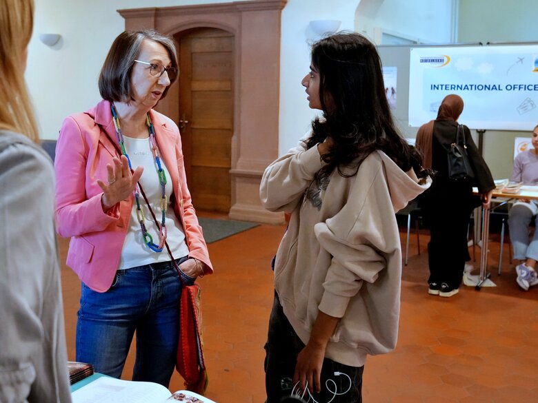 Henrike Schön im Gespräch mit einer internationalen Studentin
