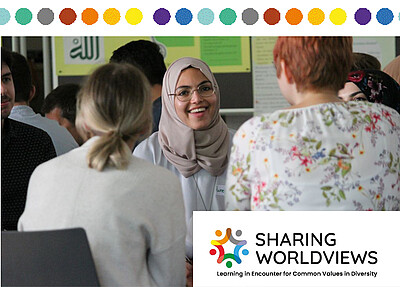 Logo Sharing Worldwide auf einer Fotografie von jungen Menschen im Gespräch