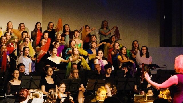 Zu sehen ist der Hochschulchor der Pädagogischen Hochschule Heidelberg bei einem Auftritt.