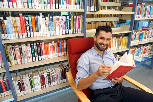 Student in der Bibliothek