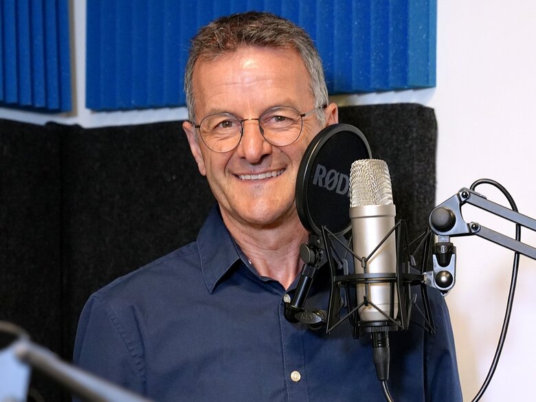 Zu sehen ist Prof. Dr. Markus Lang beim Gespräch über Brailleschrift im Podcast-Studio der PHHD.