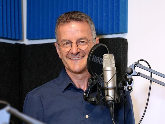 Zu sehen ist Prof. Dr. Markus Lang beim Gespräch über Brailleschrift im Podcast-Studio der PHHD.