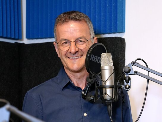 Zu sehen ist Prof. Dr. Markus Lang im Podcast-Studio der PHHD im Gespräch über Brailleschrift.