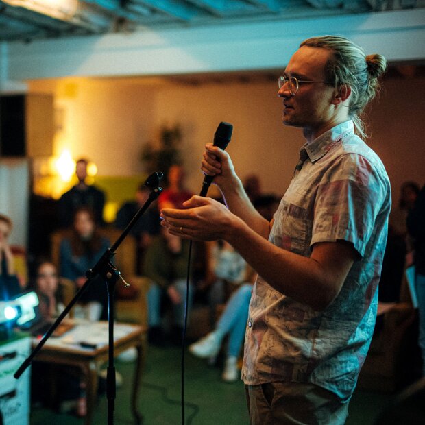 Zu sehen ist ein Wissenschaftler bei einem Science Slam.
