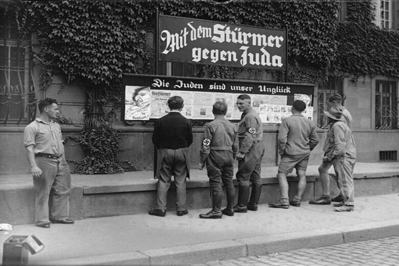 Foto der Personen am Zeitungskasten