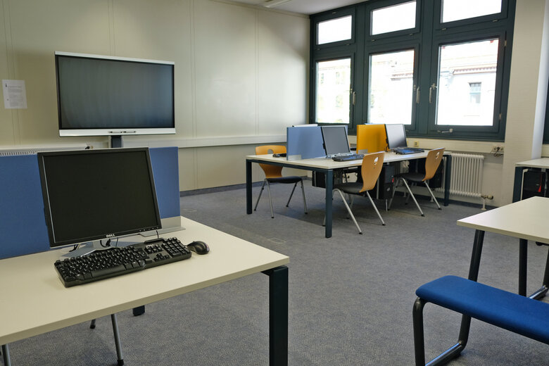 Das Bild zeigt den Schulungsraum der Bibliothek.