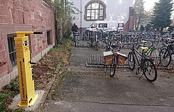 Auf dem Bild sieht man eine neue Reparaturstationen am Altbau und auf dem Campus Neuenheimer Feld.