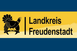 Das Foto zeigt ein blau- geles Logo mit der Aufschrift "Landkreis Freudenstadt".