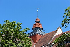 Das Symbolbild zeigt den Turm auf dem Altbau der Hochschule. Copyright: PH Heidelberg