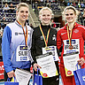 Drei Frauen mit Medaillen.