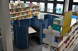 Vitra Workbays in der Bibliothek der Hochschule.