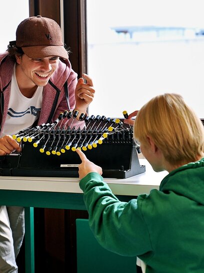 Studierende der Physik experimentieren mit einer Wellensimulation. 