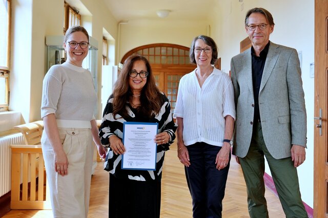 Das Gruppenfoto zeigt Shaireen Rasheed bei der Übergabe des Visiting-Professor-Zertifikats
