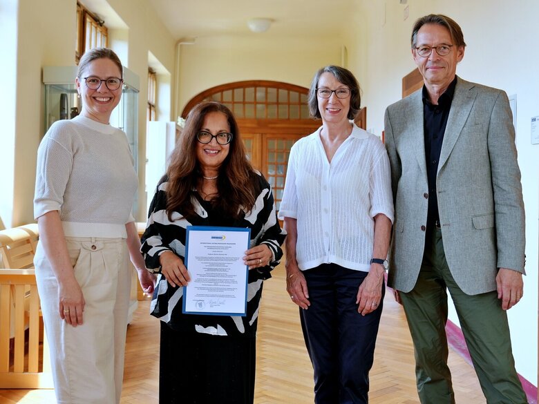 Das Gruppenfoto zeigt Shaireen Rasheed bei der Übergabe des Visiting-Professor-Zertifikats