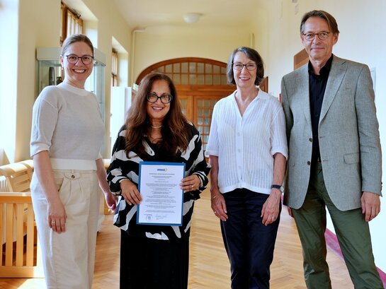 Das Gruppenfoto zeigt Shaireen Rasheed bei der Übergabe des Visiting-Professor-Zertifikats
