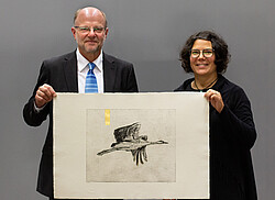 Das Foto zeigt eine Frau neben Dr. Stéfanie Witzigmann (Institut für Fremdsprachen) erhält den Goldenen Zugvogel 2019 der Pädagogischen Hochschule Heidelberg.