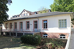 Das Bild zeigt die Terrasse der HSE in der Voßstraße. Die Aufnahme ist im Sommer entstanden.