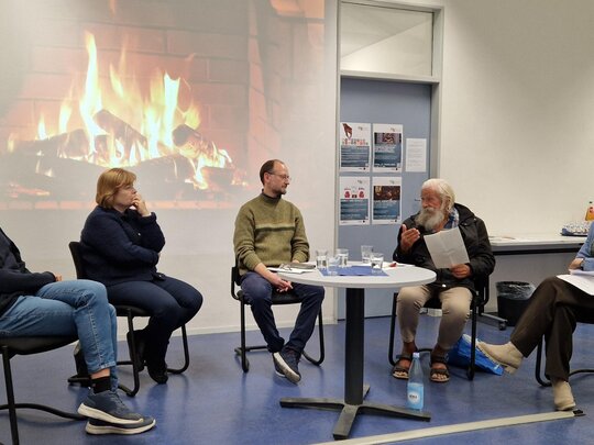 Podium des Kamingesprächs: (von links) Dr. Dennis Dietz; Prof. Dr. Havva Engin; Eduardo Bacquet-Peréz; Harald Gropp; Dr. Christiane Wienand