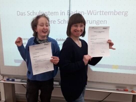 Das Foto zeigt Susann Bensch und Louisa Kabbe bei ihrer Modulprüfung.