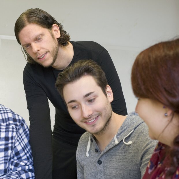 Carsten Rohlfs im Gespräch mit Studierenden