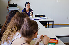 Feruzan Gündogar mit Studierenden.