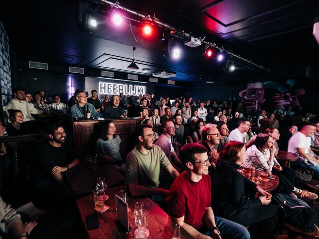 Zu sehen ist das Publikum beim Pub Quiz.