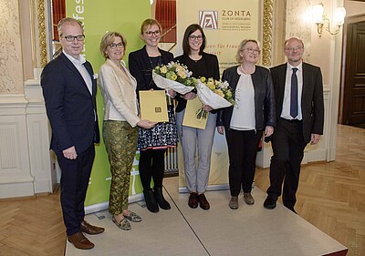 Sarah Laßmann und Johanna Brose mit Thorsten Schmidt, Monika Nottebohm, Theresia Bauer und Hans-Werner Huneke. 