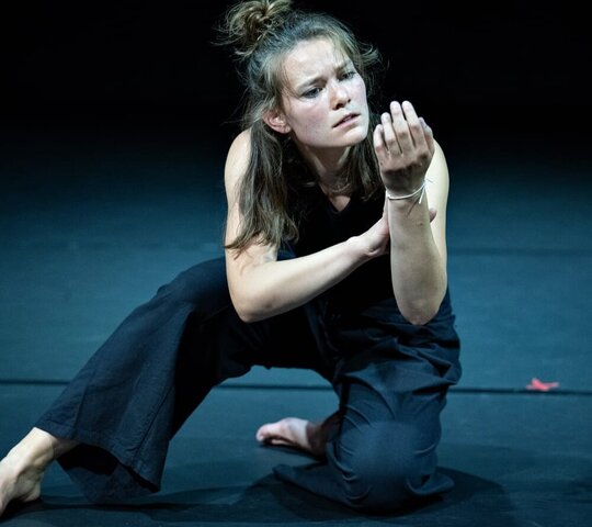Zu sehen ist Studentin Hannah Galler beim Tanzen