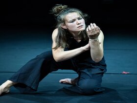 Zu sehen ist Studentin Hannah Galler beim Tanzen