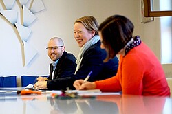 Das Bild zeigt drei Personen am Tisch im Senatssaal des Altbaues in der PH sitzend und im Gespräch vertieft. Copyright Pädagogische Hochschule Heidelberg